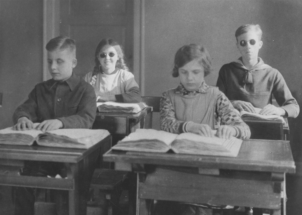 Sort hvid foto fra gamle dage, da børn med blindhed gik i skole