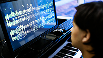 musikundervisning, store inverterede noter på skærm