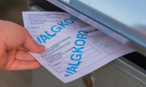 Valgkort lægges i en postkasse