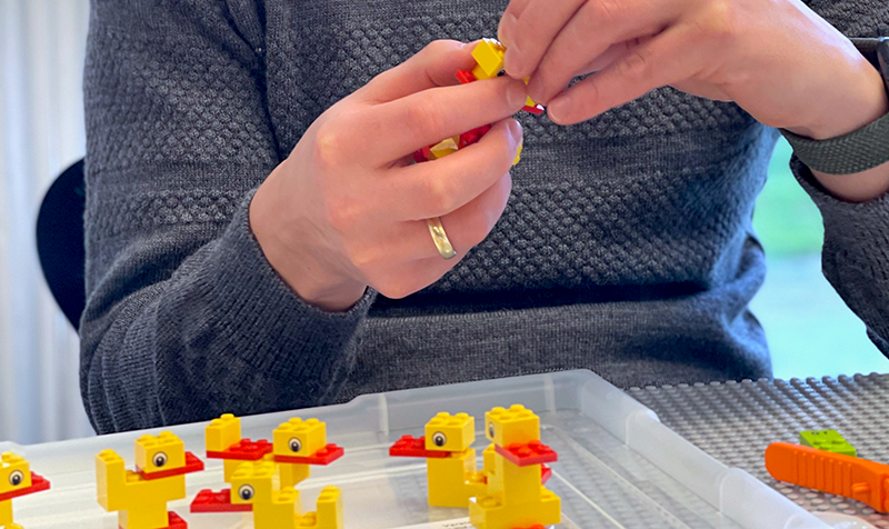 Hænder mærker på en and bygget af LEGO