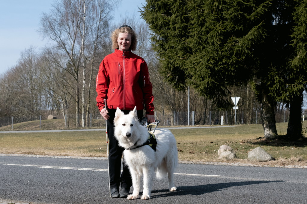 Winnie Vestergaard og førerhunden Data