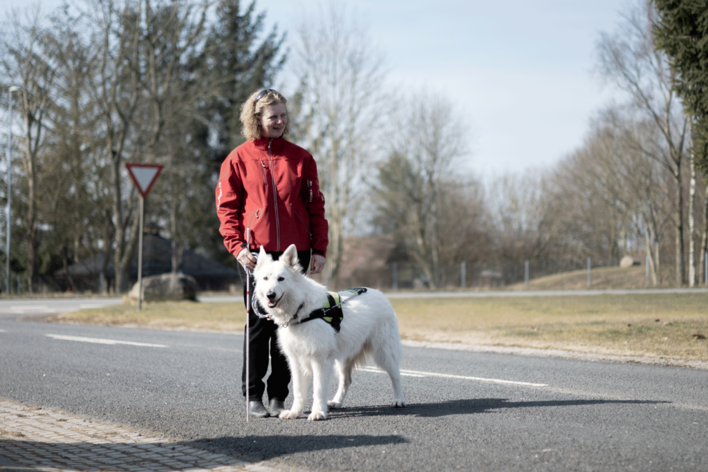 Winnie Vestergaard og førerhunden Data
