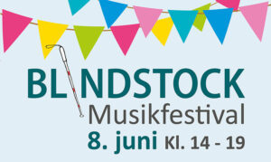 Banner med tekst blindstock musikfestival 8. juni kl. 14-19 med flag på.