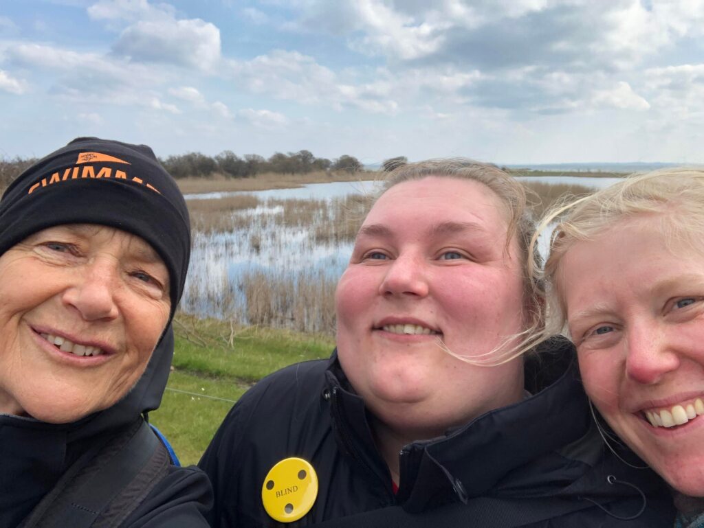 Selfie af tre glade kvinder der er ude at gå