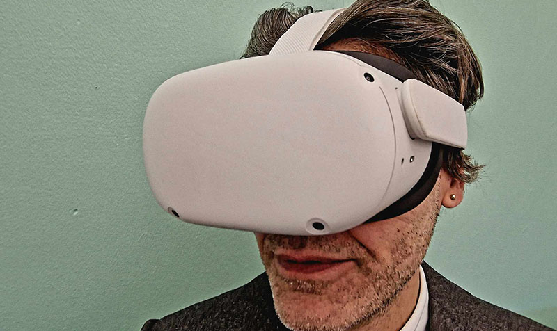 VR-briller på en mand taget fra siden
