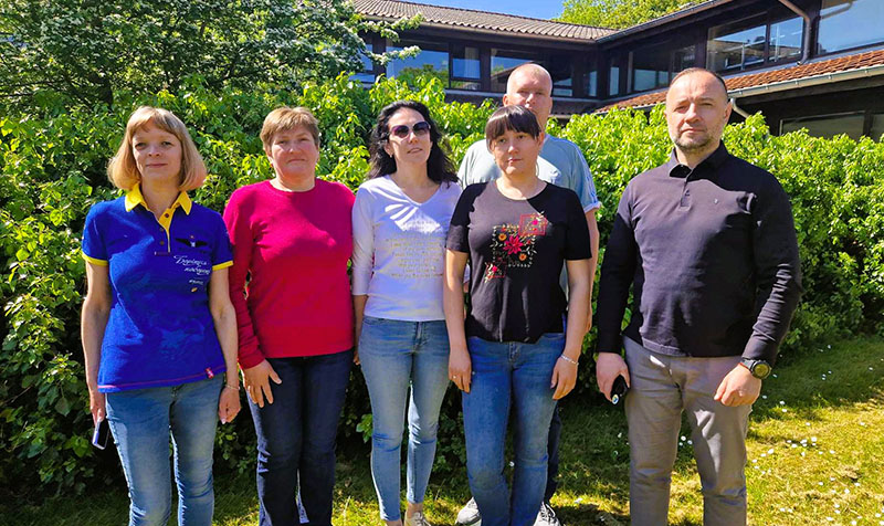 Seks personer fra den ukrainske delegation står i IBOS's have
