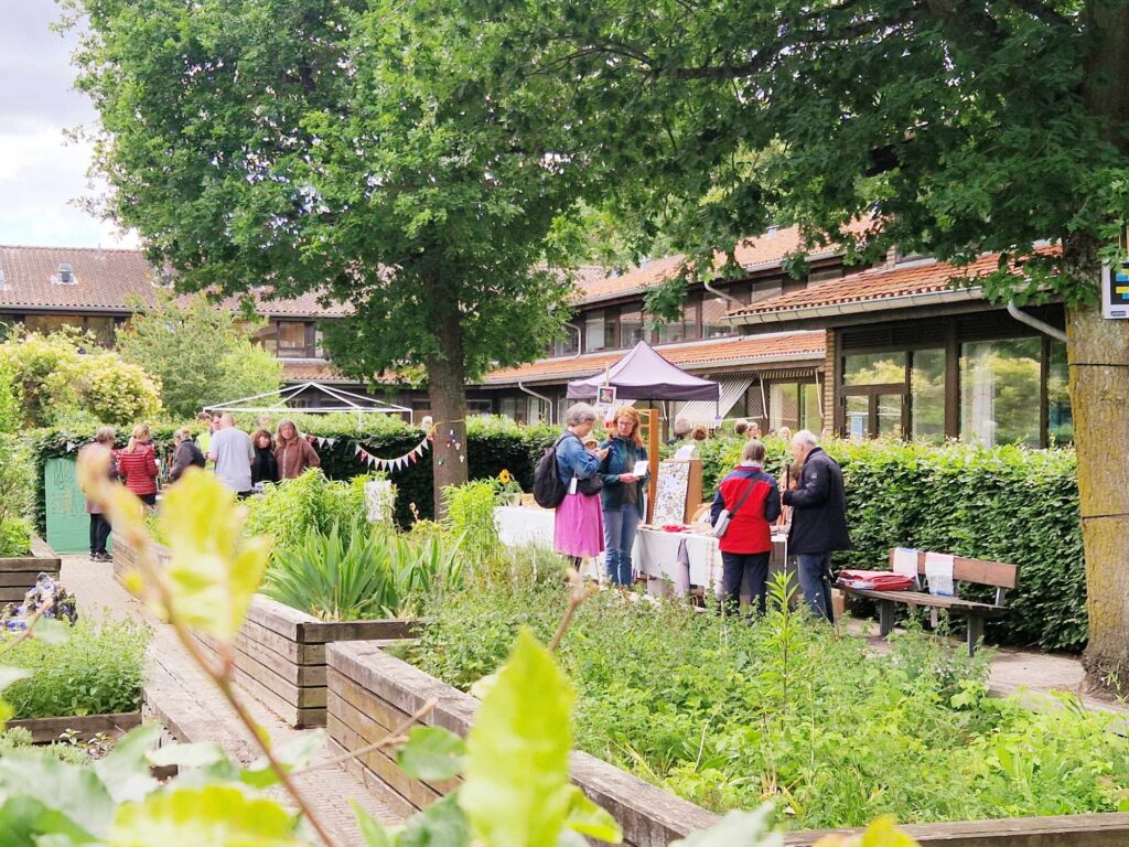 Blindstock-boder i IBOS' gårdhave set på lang afstand