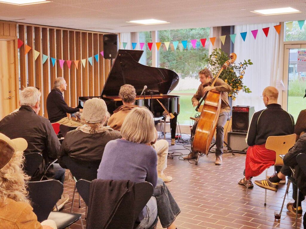 Pianisten Enrico Pieranunzi og bassisten Thomas Fonnesbæk spiller jazzkoncert på Blindstock festivalens foyer-scene