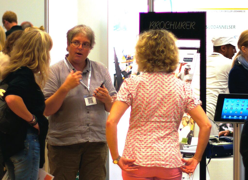 Birgit Christensen er på messe og fortæller om IBOS' arbejde.