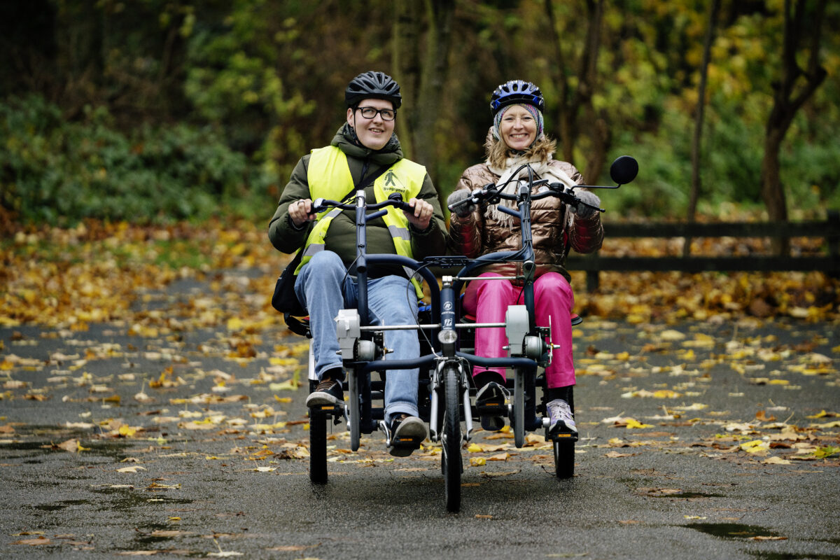 Beboer og frivillig på tur på en dobbeltcykel